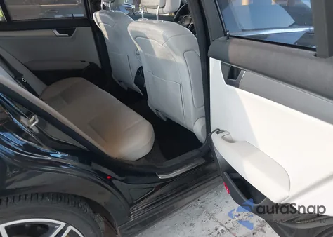 2013 Mercedes-Benz C 250 Sport z USA, uszkodzony, nr VIN WDDGF4HB4DR262945